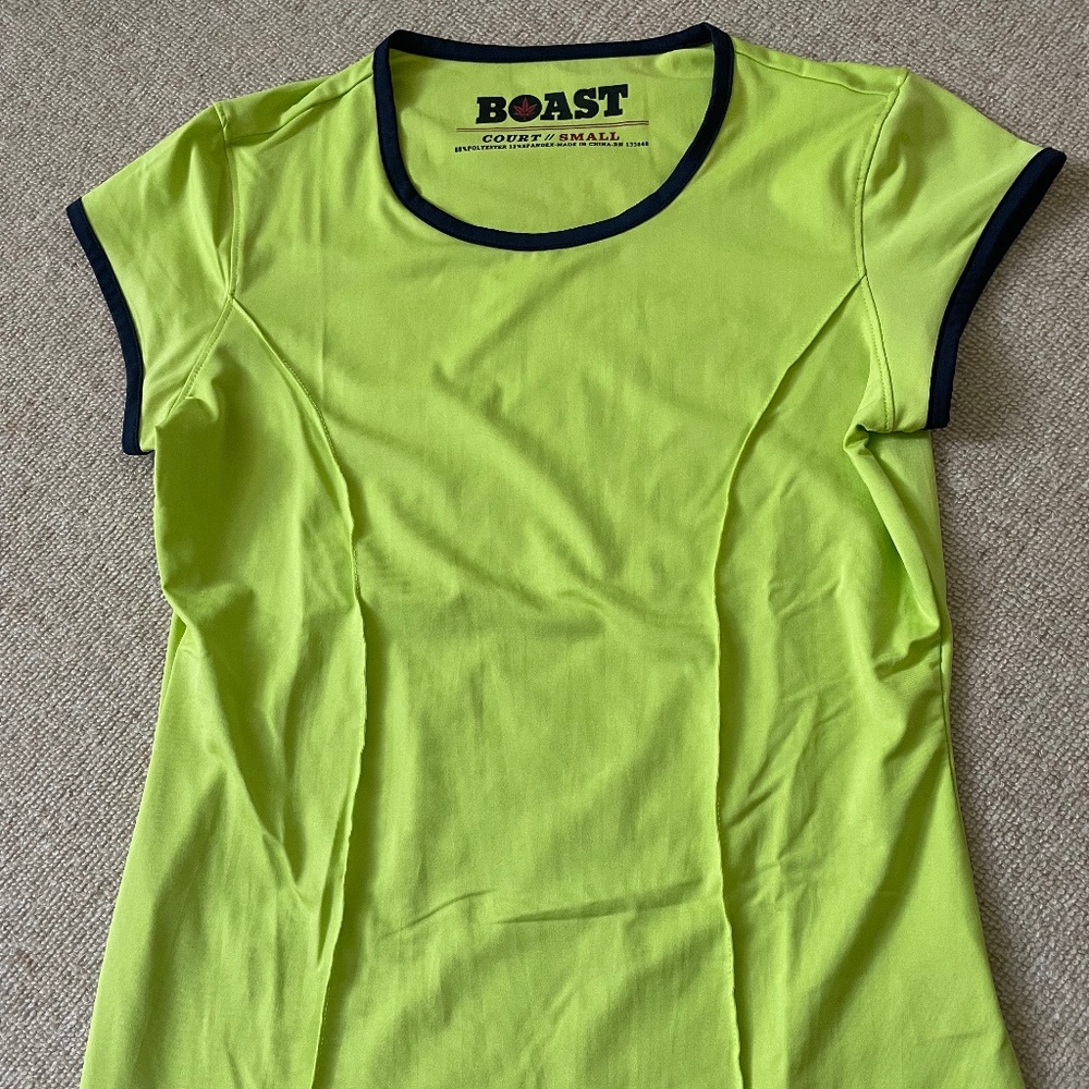 NWOT BOAST Tennis Tee